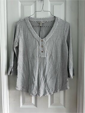 Dana Buchman Lightweight V-Neck Henley Top in Black & White